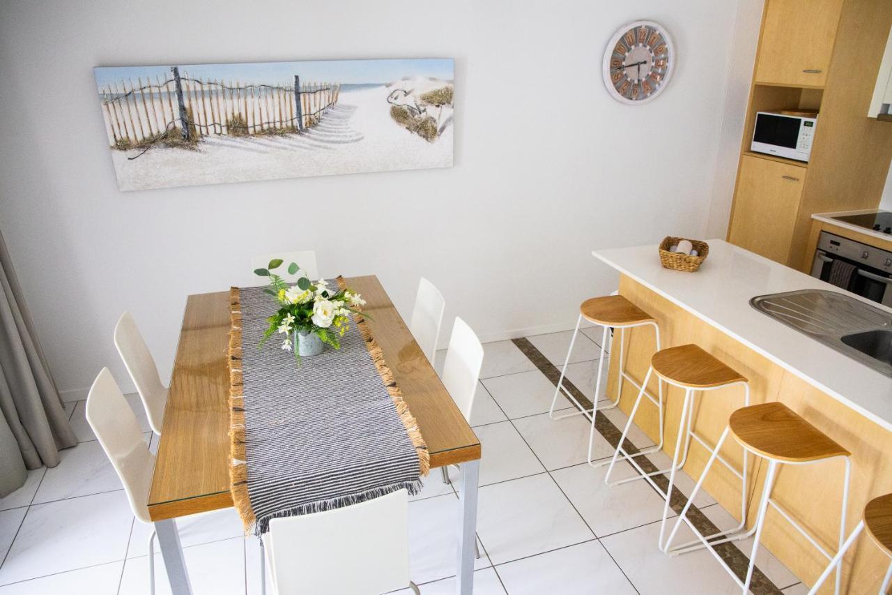 Tropical Getaway In 2 Bedroom Unit In 4 Star Apartment Noosaville