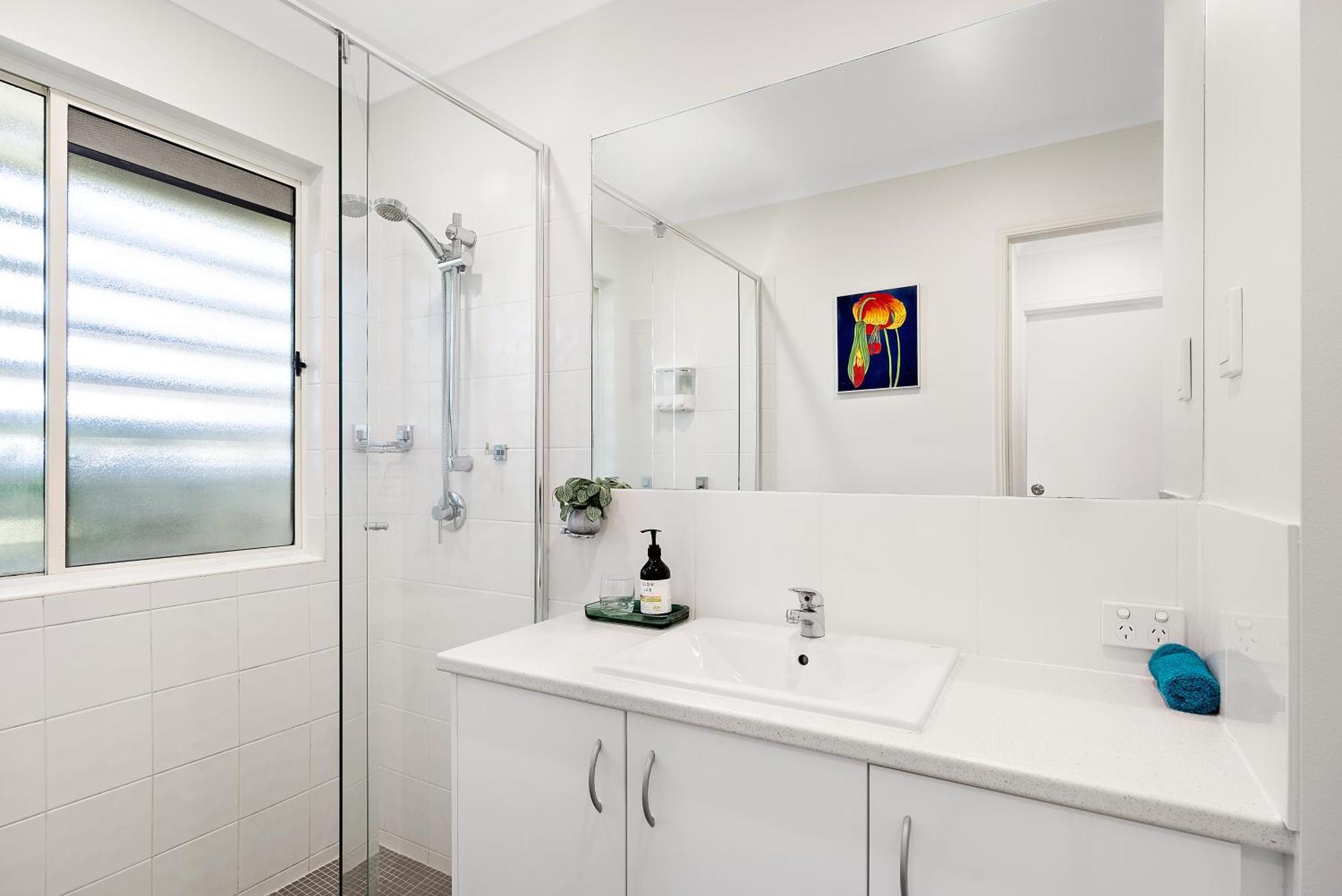 Renovated 2 Bedroom Ground Level In Apartment