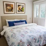2 Bedroom Renovated Townhouse, Walk To Noosa River