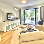 Retreat In Renovated 2 Bedroom Townhouse