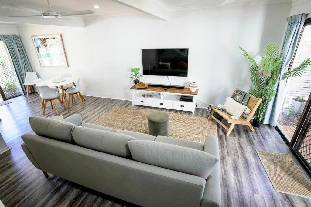 Stylish Poolside Villa, Noosa *
