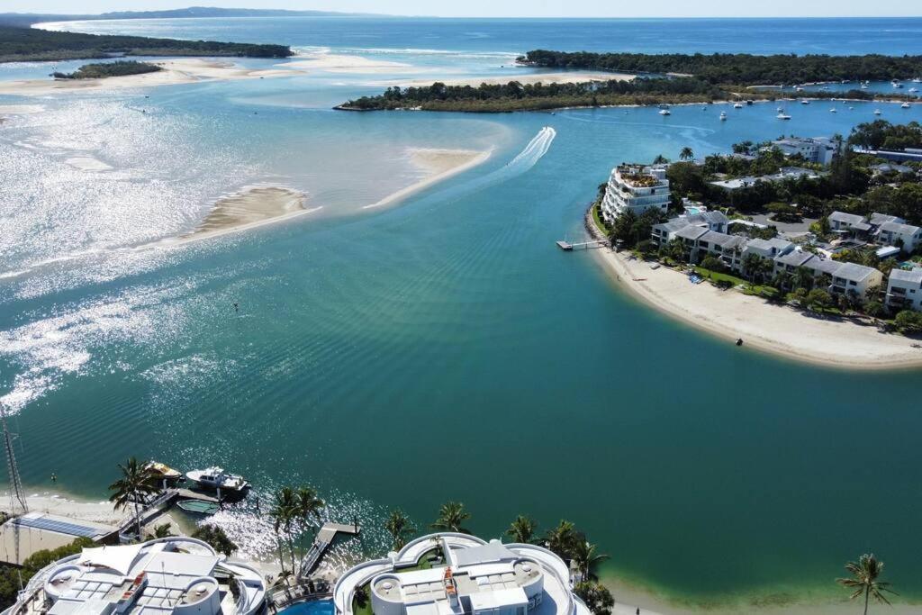 Stylish Poolside Villa, Noosa Apartment