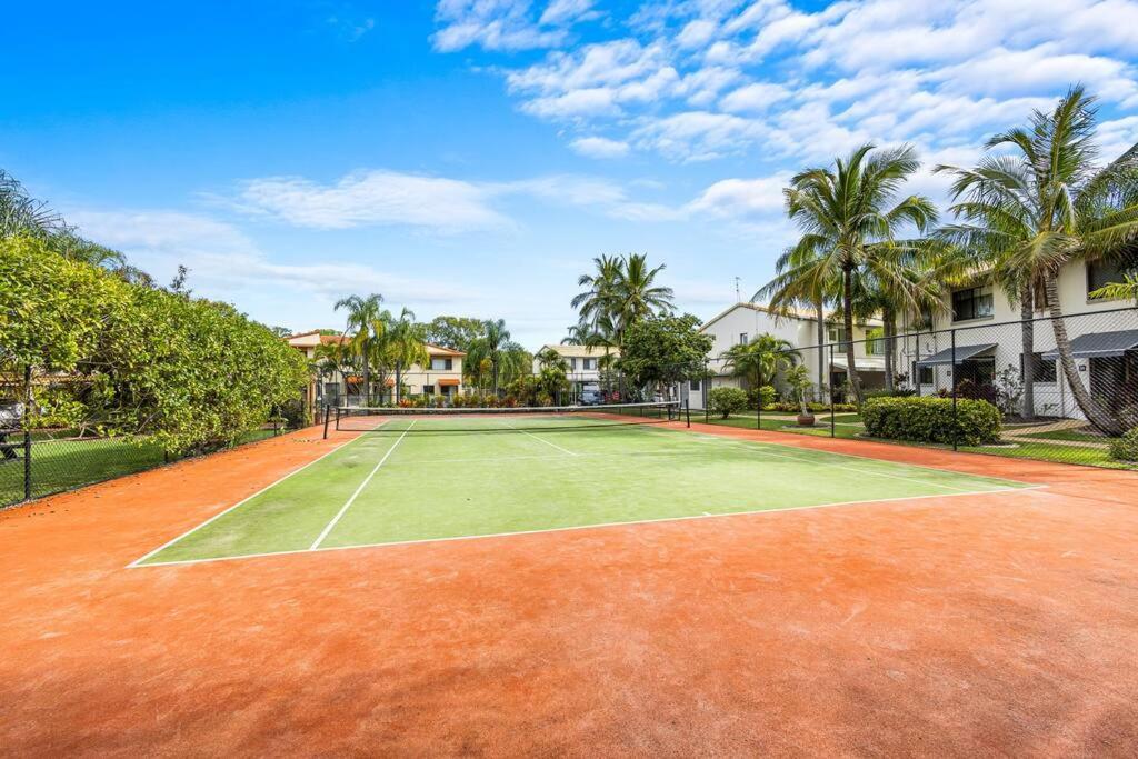 Stylish Poolside Villa, Noosa Apartment