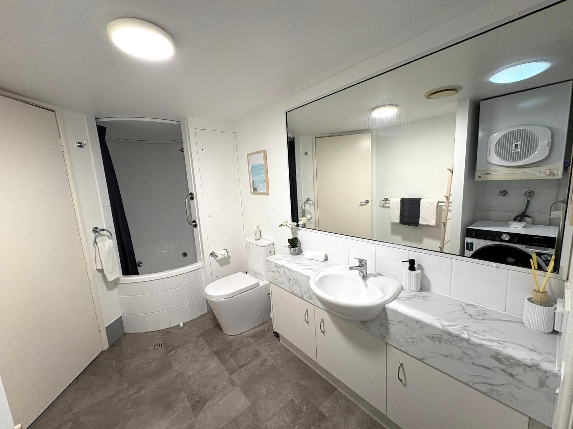 Nautical Stylish Ground Level 1 Bedroom Unit Apartment Noosaville