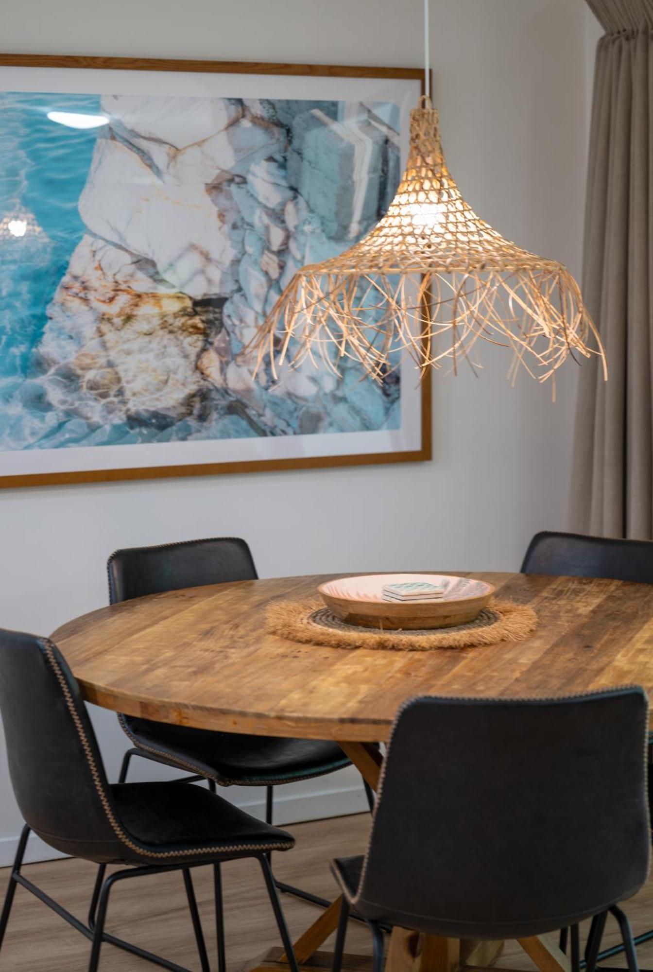 Modern & Stylish 2 Bedroom Townhouse Apartment *